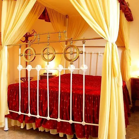 Emilia Luxury アパートホテル 4*