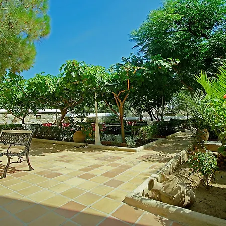 Emilia Luxury アパートホテル